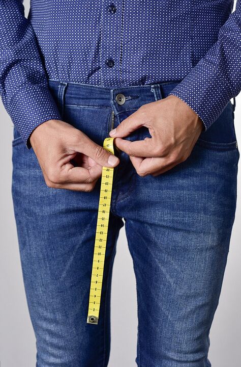 medindo o pênis de um homem com um centímetro