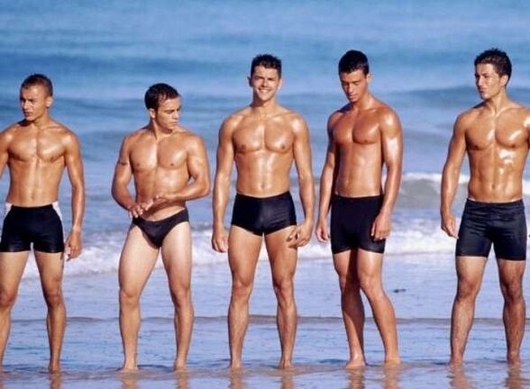 homens na praia com galos dilatados