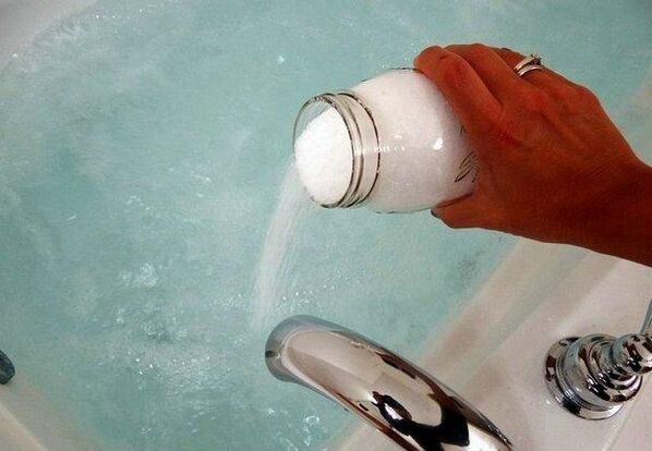 Banho quente com refrigerante para aumentar o pênis
