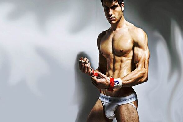 homem sexy que aumentou seu pênis rapidamente