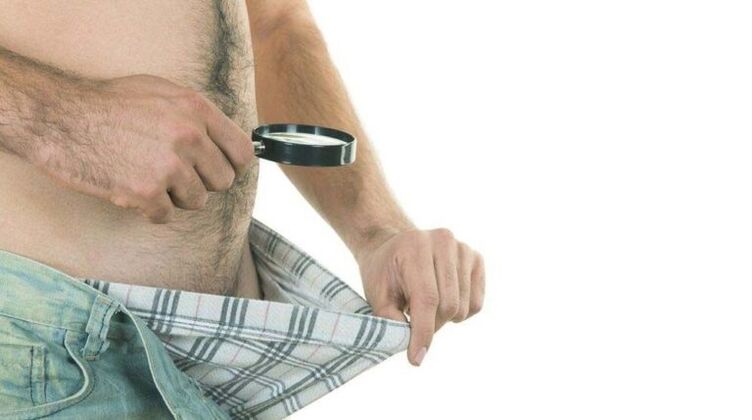 um homem olha para a calcinha e pensa em aumentar o pênis com refrigerante